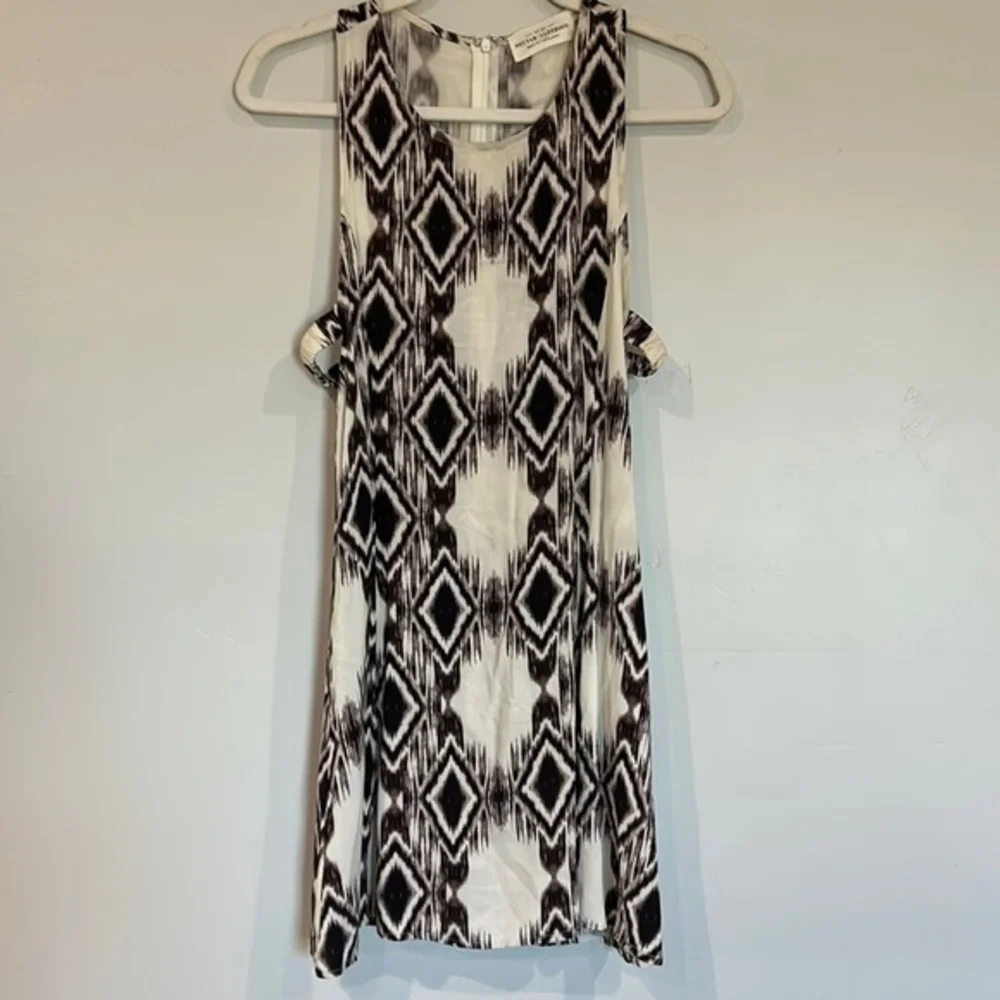 Nectar Clothing size small cream and black side cut out dress